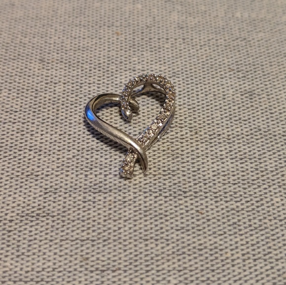 White Gold and Diamond Heart-Shaped Necklace - Picture 3 of 3